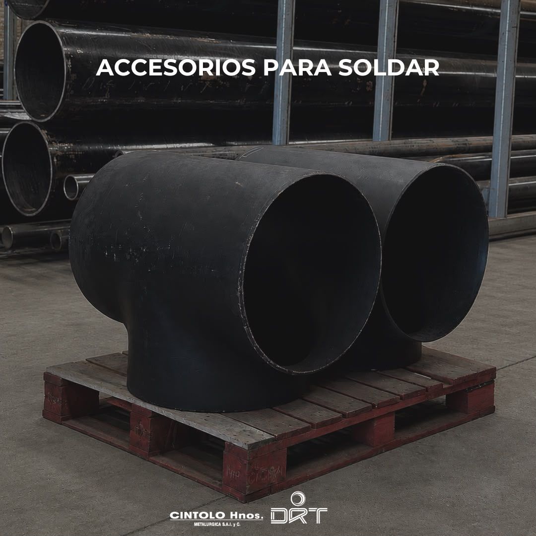Dos tees de acero negro de gran diámetro sobre un pallet, con el texto "Accesorios para soldar" y el logo Cintolo Hnos.