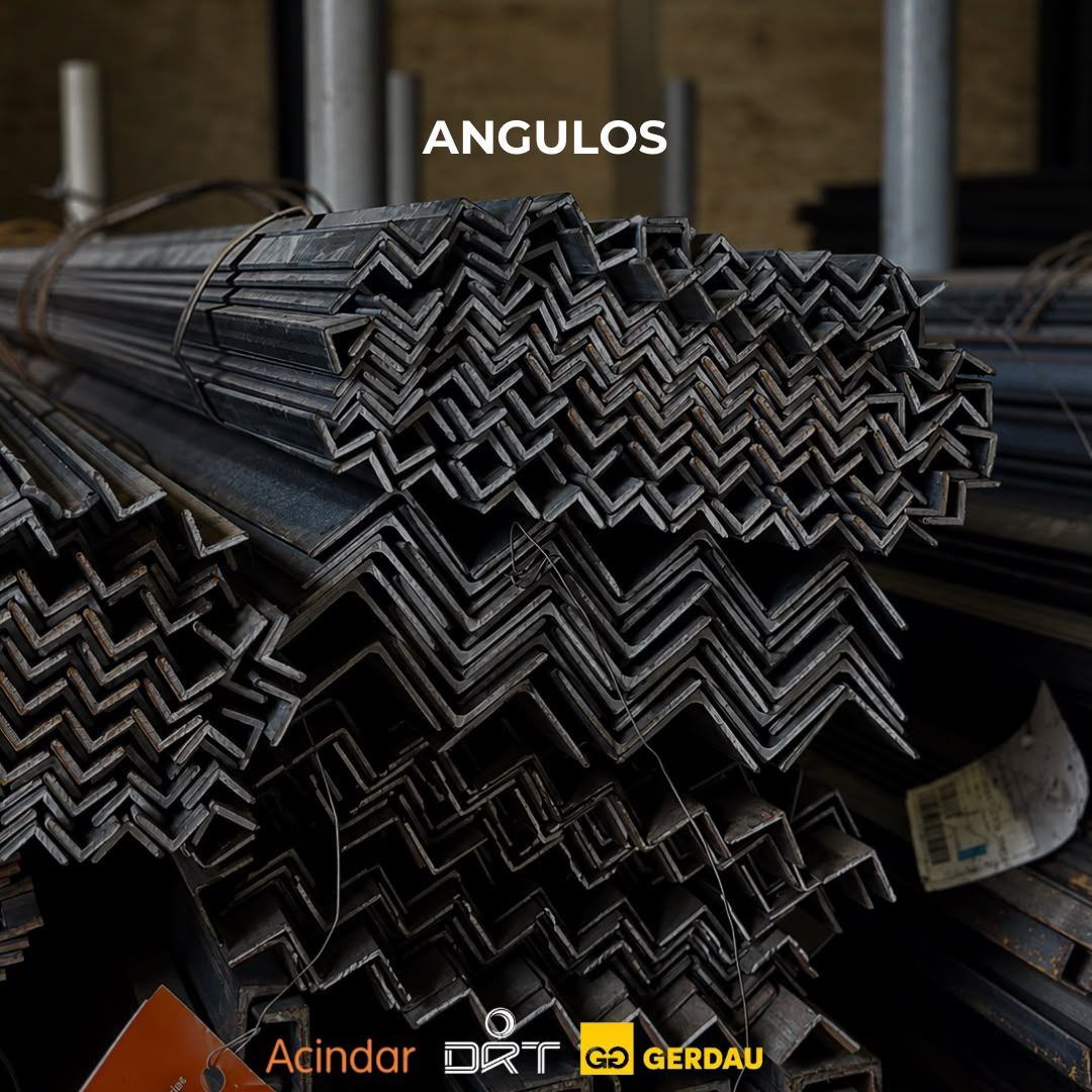 Pila de ángulos de acero en un depósito con el texto "Ángulos" y logos Acindar, DRT y Gerdau.