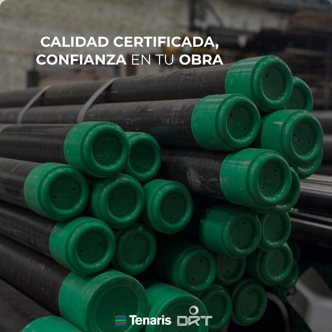 Pila de tubos negros con tapas protectoras verdes y el texto "Calidad certificada, confianza en tu obra".