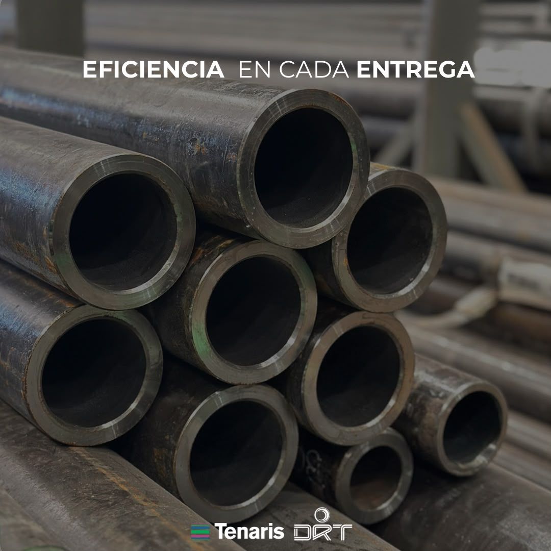 Tubos de acero de pared gruesa apilados vistos de frente con el texto "Eficiencia en cada entrega".