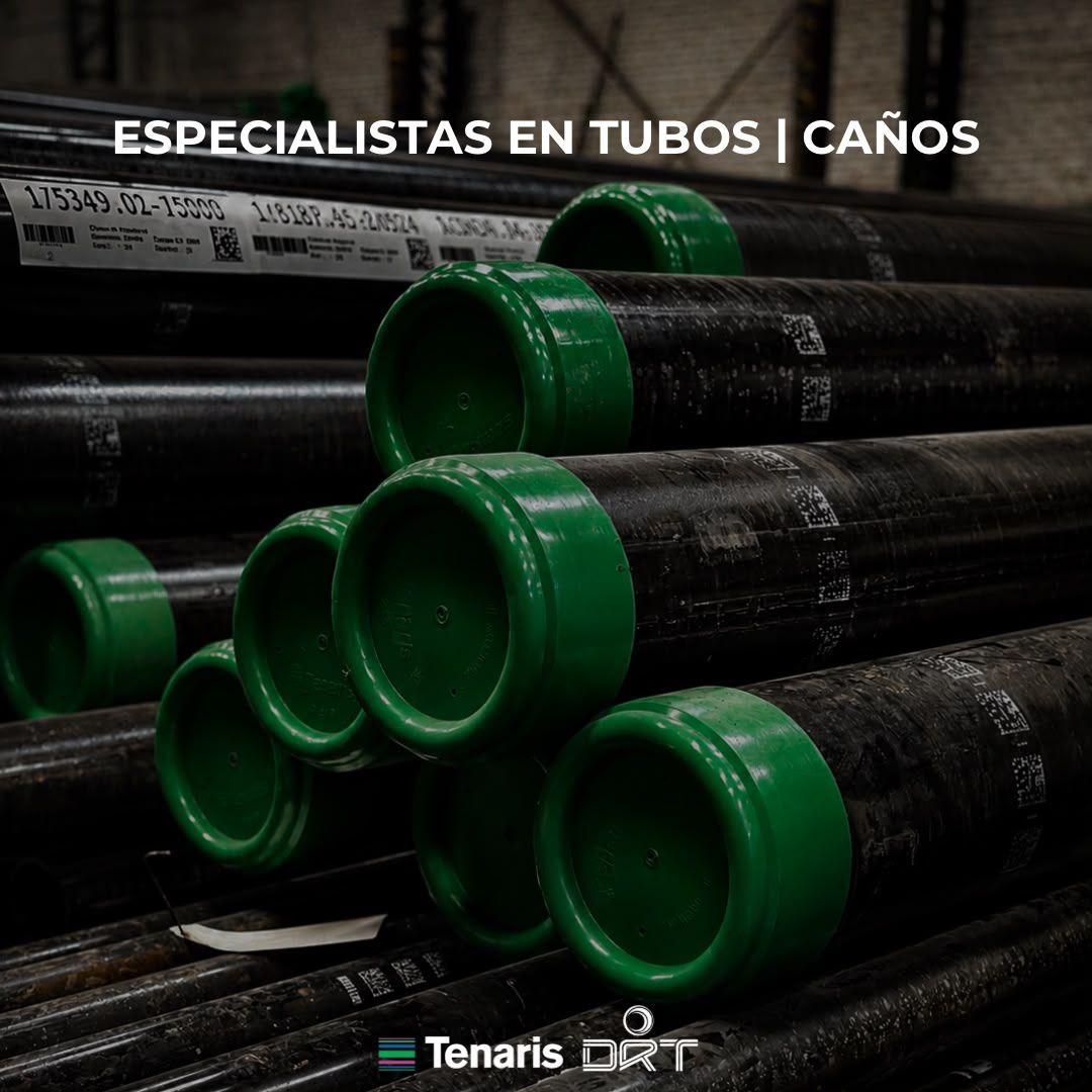 Tubos negros con tapas verdes y etiquetas de código en un depósito, con el texto "Especialistas en tubos / caños".