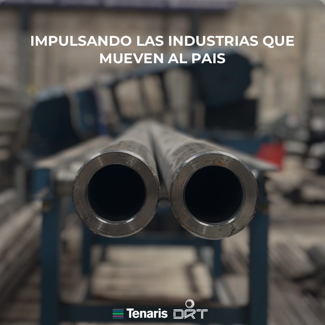 Dos tubos gruesos en primer plano sobre un caballete azul con el texto "Impulsando las industrias que mueven al país".