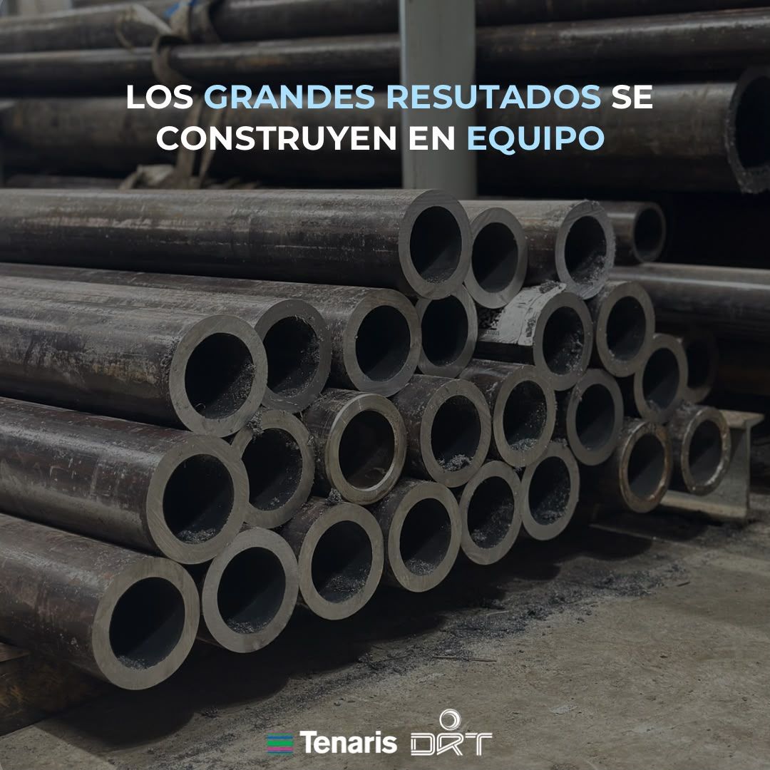 Pila de tubos de pared gruesa en el piso del depósito con el texto "Los grandes resultados se construyen en equipo".