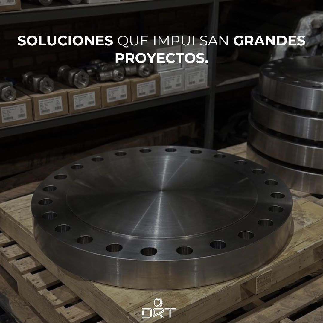 Brida ciega grande sobre un pallet con el texto "Soluciones que impulsan grandes proyectos".