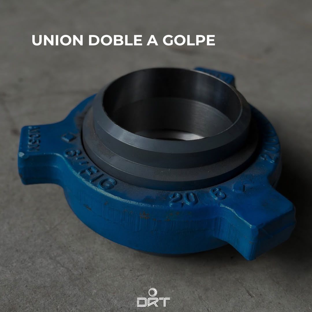 Unión doble a golpe azul de gran tamaño sobre un piso gris con el texto "Unión doble a golpe".