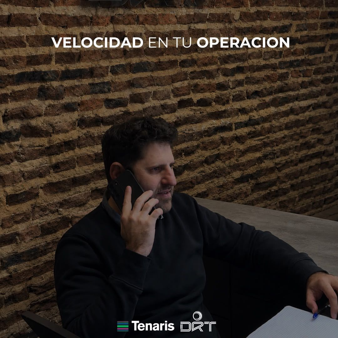 Hombre hablando por teléfono frente a una pared de ladrillo, con el texto "Velocidad en tu operación".
